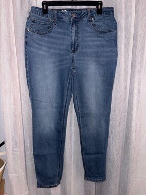 No Boundaries Women's Skinny Jeans - Medium Blue Wash